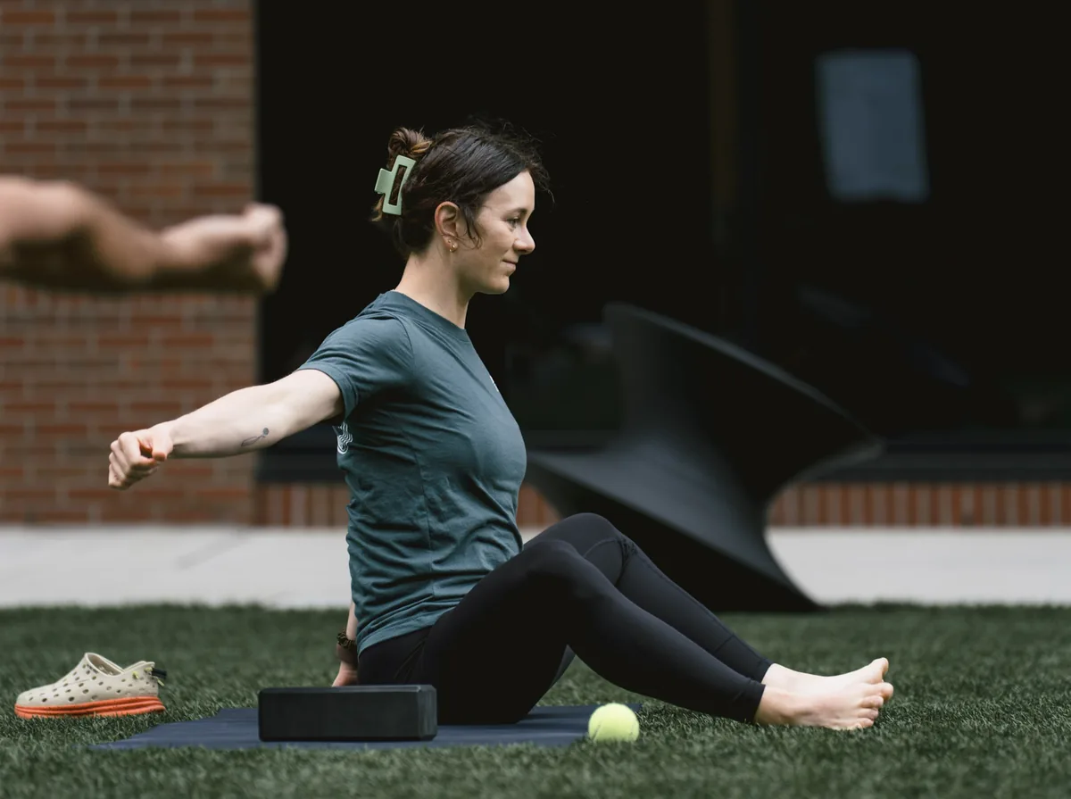 Outdoor Kinstretch class hosted by Sisu and Pomegranate Market, photographed by Lloyd Duimstra at Cherapa Place in downtown Sioux Falls SD