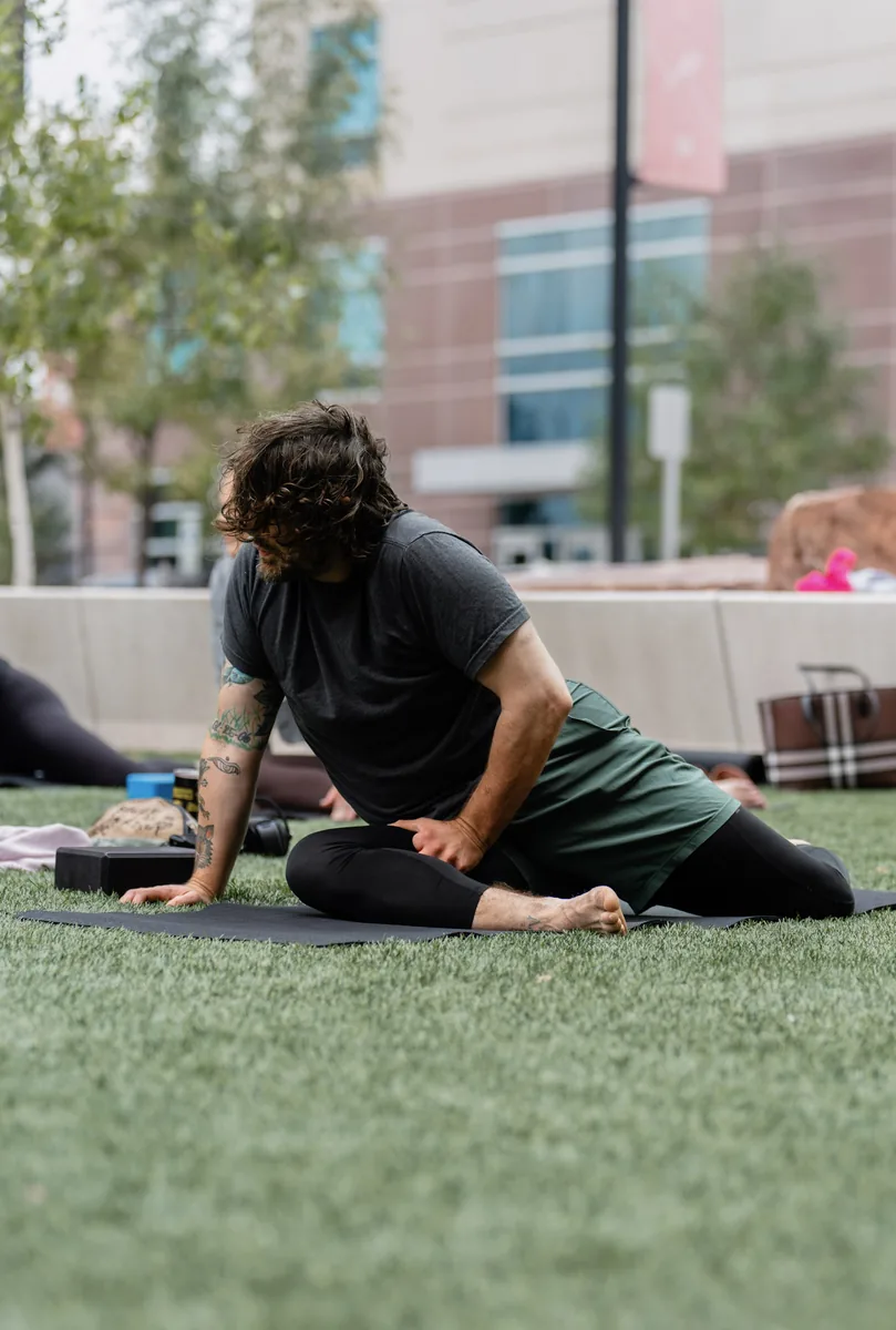 Outdoor Kinstretch class hosted by Sisu and Pomegranate Market, photographed by Lloyd Duimstra at Cherapa Place in downtown Sioux Falls SD