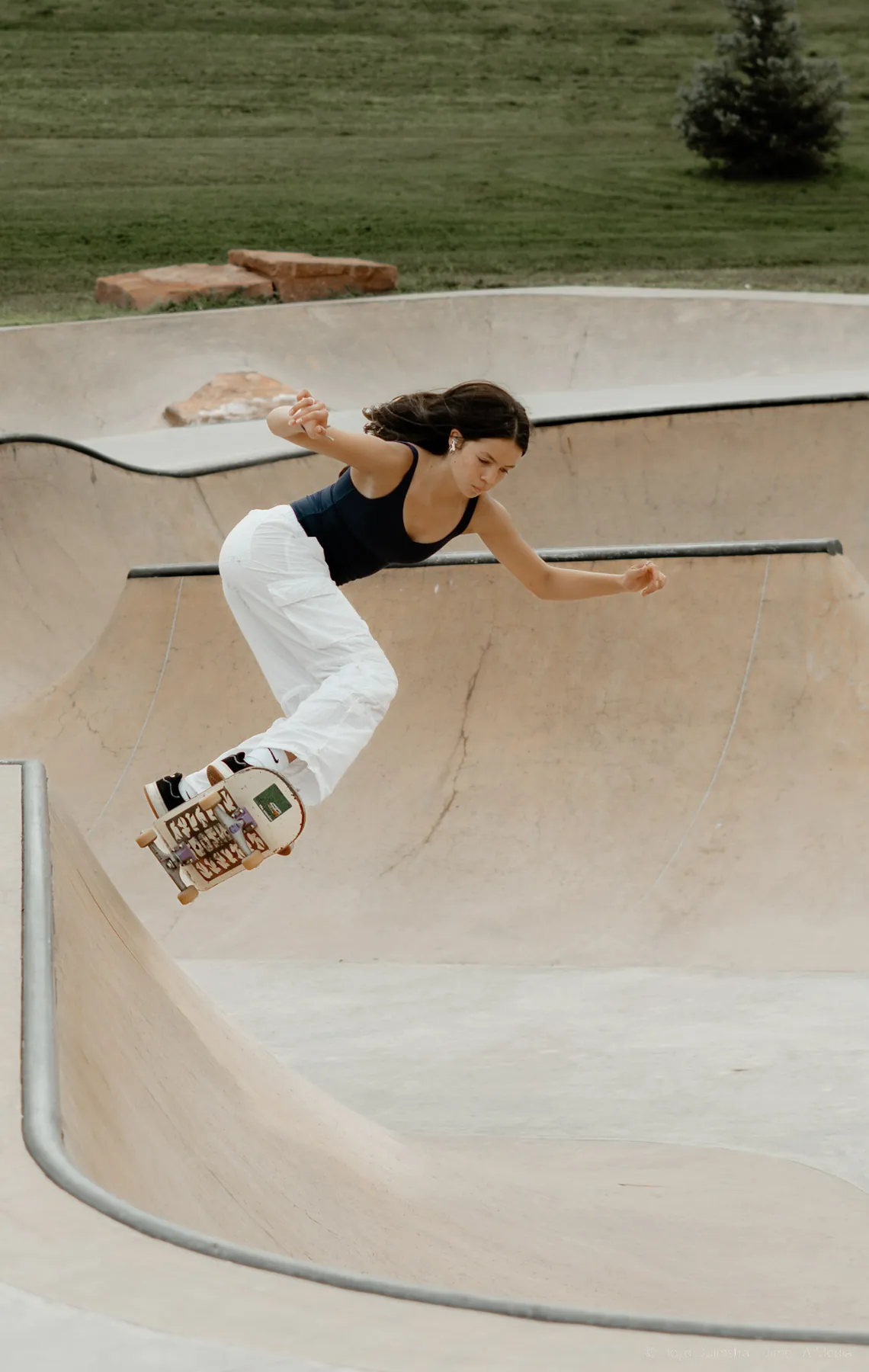 Skater pumping through the bowl corner